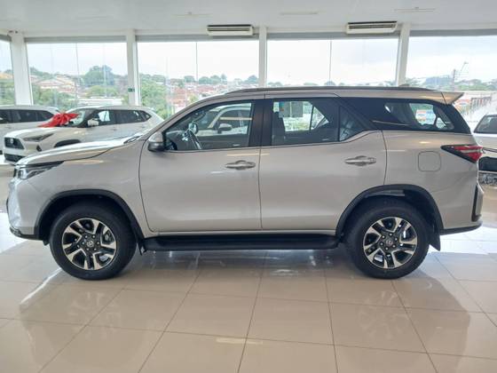 TOYOTA HILUX SW4 2.8 D-4D TURBO DIESEL SRX PLATINUM 4X4 AUTOMÁTICO